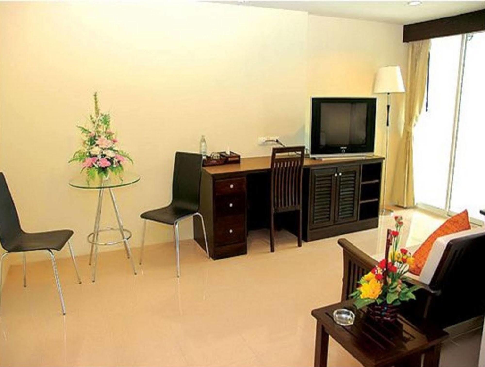 My Hotel - SHA Extra Plus Patong Esterno foto