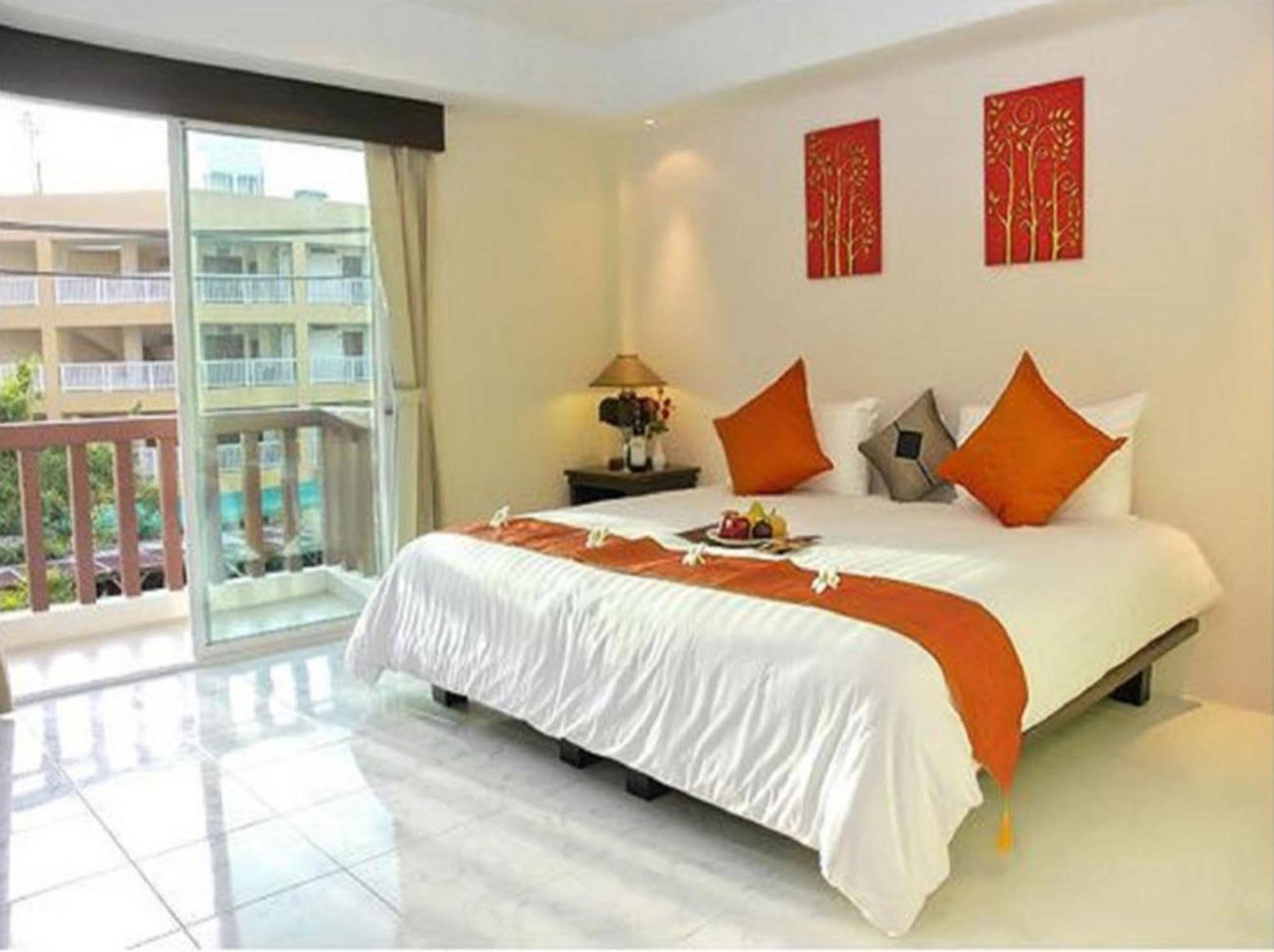 My Hotel - SHA Extra Plus Patong Esterno foto